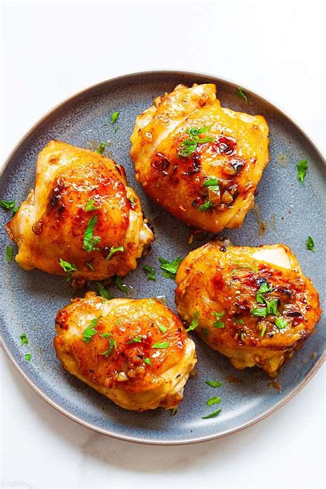 With a crispy, garlic crusted surface, juicy insides and a garlic butter sauce, this is a 5 ingredient boneless skinless chicken thigh recipe. Oven baked chicken thighs with brown sugar and garlic. | Baked chicken, Baked chicken thighs ...