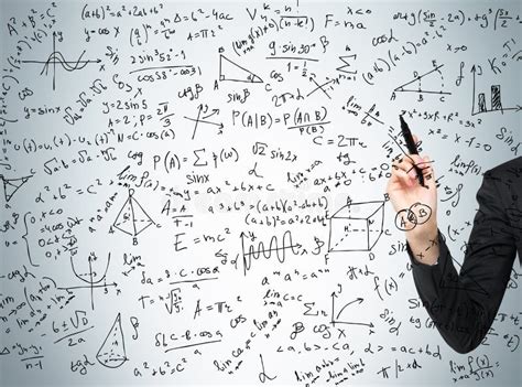 A Mão Da Mulher Está Indicando Os Cálculos Complicados Da Matemática