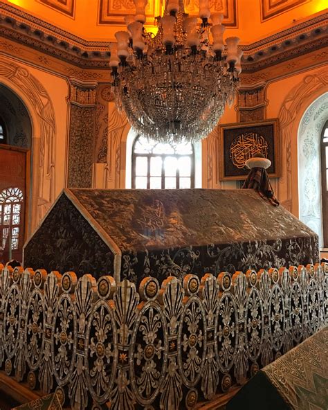 Osman gazi'nin gömülü olduğu yuvarlak bina 1801'de yanmış ve ardından tamir edilmiştir. Osman Gazi Türbesi | Osman, Camiler, Tarih