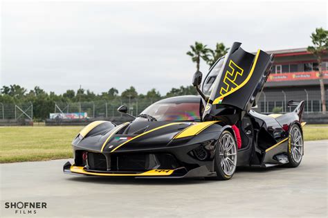 La ferrari fxx k è una autovettura prodotta dalla casa automobilistica italiana ferrari dal 2014 al 2015, come risultato finale del nuovo step evolutivo del programma fxx e come erede della ferrari fxx e facente parte del programma di ricerca e sviluppo ferrari per vetture ad altissima prestazione non vincolate da omologazione stradale. Ferrari FXX K aussi puissante qu'élégante dépasse la barre des 1000 CV