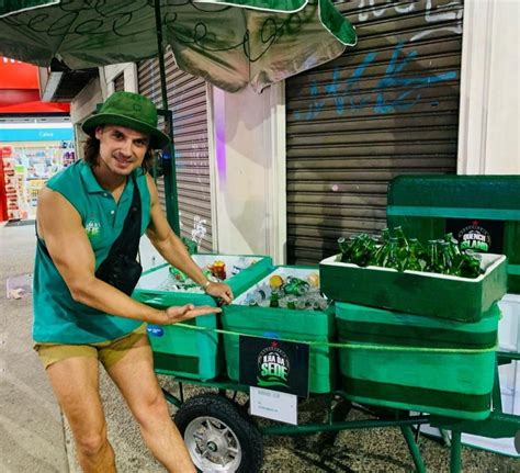 Ex galã de Malhação Daniel Erthal vende cerveja nas ruas do Rio