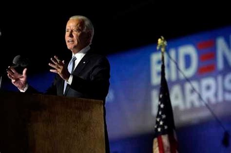 モバイルpcを持つビジネスマンの接写。 トラッキングマーカーとchromakey mockupの緑の画面。 ウェブストアでのオフィス workerショッピングまたはpadでの作業. バイデンが進める気候変動対策、まずは外交から：日経 ...