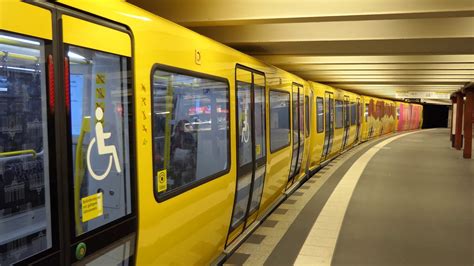 Nella giornata del 14 novembre il sito u2 songs aveva rivelato che un estratto video di 75 minuti, dal titolo experience: U Bahn U2 und U5 in Berlin 4K - YouTube