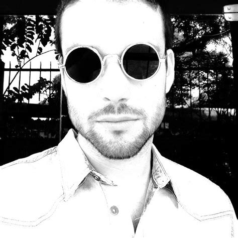 Sergio Marone Posa Todo Estiloso Com óculos De Sol Ofuxico