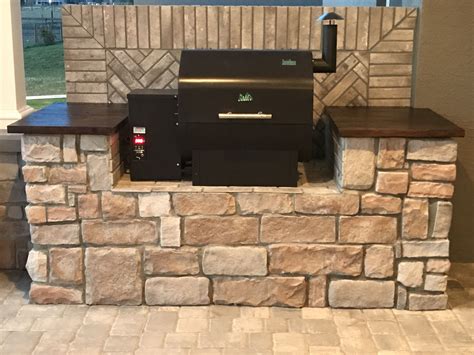 Wanna have everything you need to grill at your fingertips? Outdoor kitchen pellet grill | Outdoor grill station ...