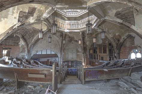 31 Hauntingly Beautiful Photos Of Abandoned Buildings Huffpost Life