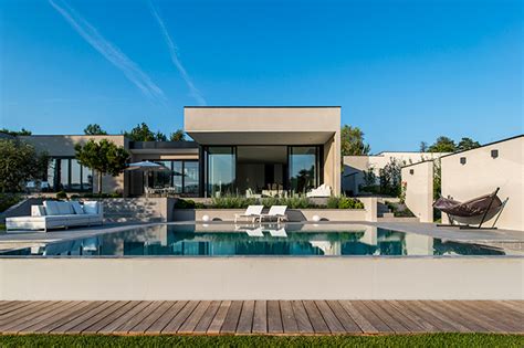 Ses équipements sont modernes avec des cuisines et salles de bains design. Une lumineuse maison d'architecte près de Lyon