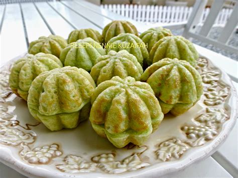 Selalunya kuih cara menggunaakan acuan kuih baulu, samada bercorak buah ceremai atau belinbing. RESEPI NENNIE KHUZAIFAH: Kuih Cara manis