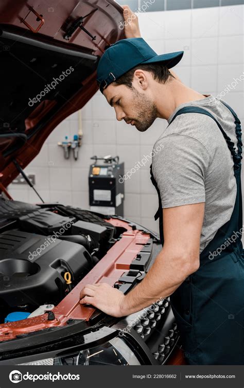 Side View Repairman Examining Car Opened Cowl Auto Repair Shop — Stock