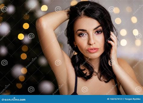 femme sexy sensuelle dans la lingerie érotique en dentelle noire image stock image du noël