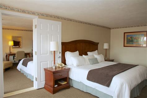 Cape Cod Hotels Rooms And Rates Holiday Hill Inn And Suites Dennis
