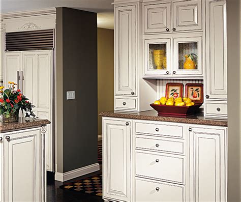 Cabinet glaze is a great way to add vintage charm to your kitchen. Chantille Off-White Cabinet Color on Maple - Decora