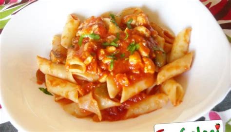 In una padella scaldare un filo di olio evo con uno spicchio di aglio, una volta caldo aggiungere il pesce spada e soffriggere per qualche minuto. PASTA CON PESCE SPADA ALLA SICILIANA RICETTA | FraGolosi