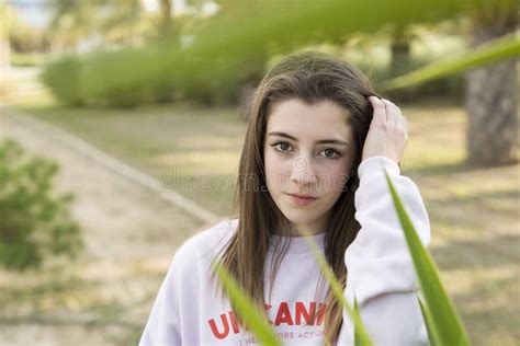 Retrato De Um Adolescente Novo Do Adolescente De 15 Anos Foto De Stock Imagem De Fêmea