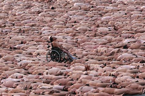 Spencer Tunicks Awe Striking Installations Of Nude Crowds Scene