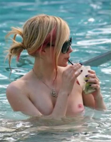 Avril Lavigne Swimming With Her Tits Out Celebs Unmasked