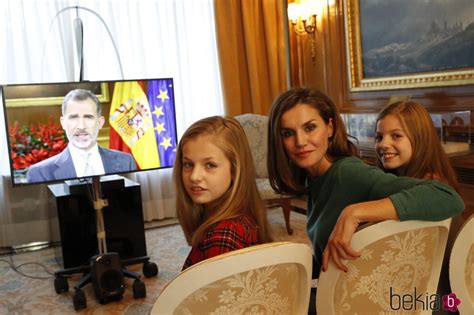 El rey de los ostiones fotos. La Reina Letizia, la Princesa Leonor y la Infanta Sofía ...
