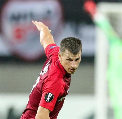 De laine ♦ rendre moelleux (un tissu de laine) par grattage. Rechtsverteidiger Lainer folgt Trainer Rose nach Gladbach ...