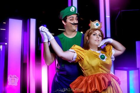 Daisy And Luigi Cosplay Super Mario Bros Mario Bros Luigi