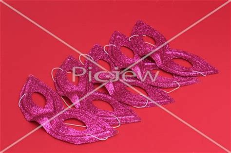 סוזי בום מלכת הדראג של ישראל ויוטיוברית, מארחת את יובל ואורלי, להדגמת מסכות לפורים של סופר פארם. תמונה של מסכות לפורים, מאגר תמונות,איורים, ציורים, | picjew