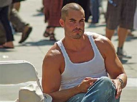 Apparu au début du xxe siècle, en 1904, il fut commercialisé, à l'origine pour les célibataires ne sachant pas coudre ou remplacer un bouton. Le marcel : histoire d'une invention