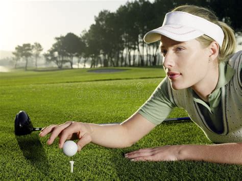 Mujer Joven Que Detiene Al Club De Golf Imagen De Archivo Imagen De Lifestyle Fondo 31828707
