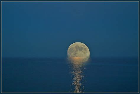 The Rising Moon Photo By Willem Slagter Via National Geographic