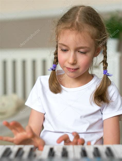 Cute Little Girl Learning To Play The Piano — Stock Photo