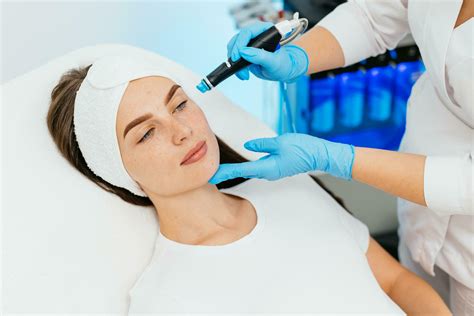 Cosmetology Clinic Professional Female Cosmetologist Doing Hydrafacial