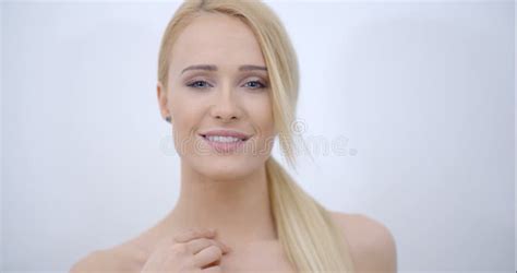 Femme Nue Sexy Prenant Une Douche à La Salle De Bains Banque De Vidéos Vidéo Du Fille Blonde