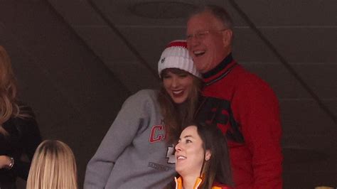 Taylor Swift And Her Dad Cheer On Travis Kelce At Chiefs Game Sport