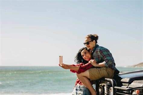 Verliebtes Junges Paar Macht Ein Selfie Während Eines Roadtrips Mann Und Frau Stehen Am Strand