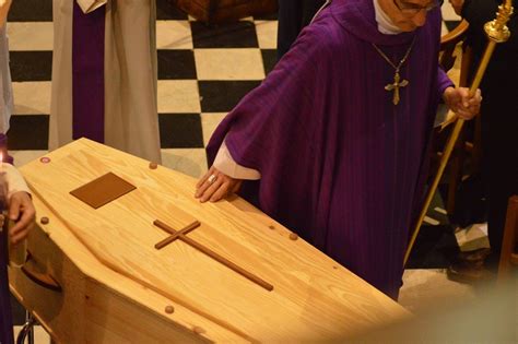 Why Choose Wooden Caskets When Planning The Funeral Mental Itch