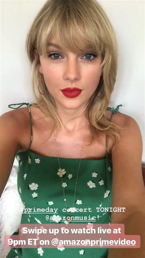Very Sexy Taylor Swift Selfie Lovely Green Dress Bright Red Lipstick