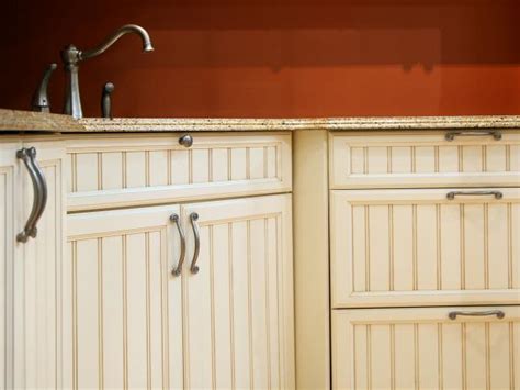 When kitchen cabinets without handles are installed, multiple people could be working in this kitchen without the risk of damaging clothes or getting hurt. Kitchen Cabinet Door Handles and Knobs: Pictures, Options ...
