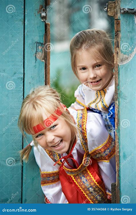 Deux Filles Dans Des Costumes Nationaux Russes Photo Stock Image Du Tête Trappe 35744368