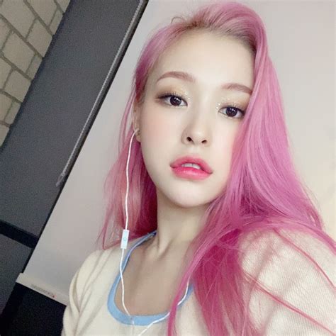 Selca Selfie Pink Hair And Lee Gahyeon Image On Favim Com