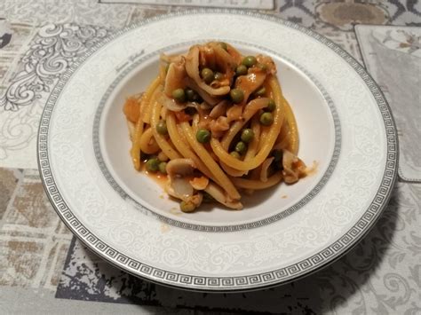 Le seppe con piselli sono davvero semplici da realizzare. Ricetta Bigoli con seppie e piselli | Ricettario Tipico