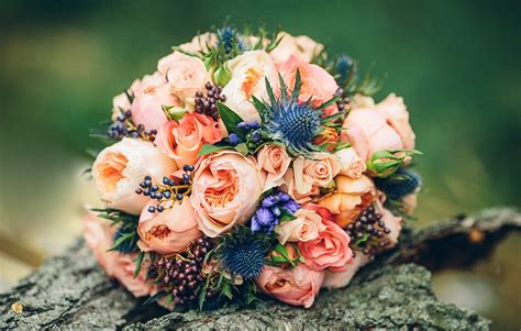How To Use Seasonal Flowers At Your Wedding