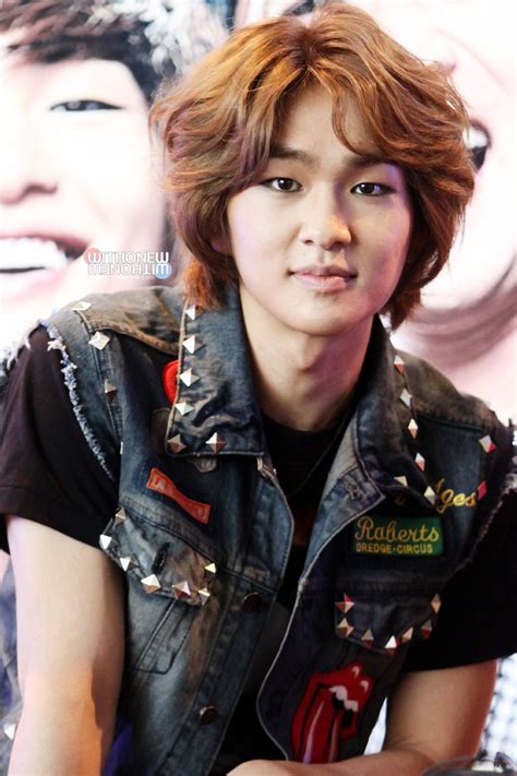 Él también participó en la producción coreana de rock of ages donde obtuvo el papel principal, drew. Onew : Lucifer era | Shinee, Onew jonghyun, Cabelo masculino
