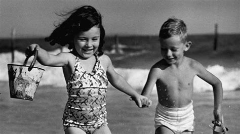 1950 Children Playing On The Seashore Vintage Beach Photos Foto