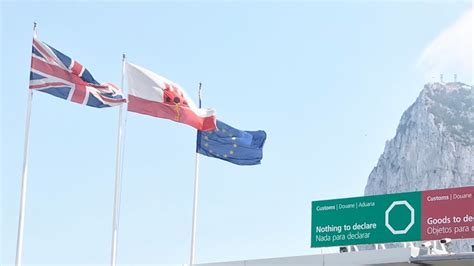 Použitá vlajka je vlajka evropy, která se skládá z kruhu dvanácti zlatých hvězd na modrém pozadí. Paradox brexitu: Gibraltar je dalším britským územím napůl ...