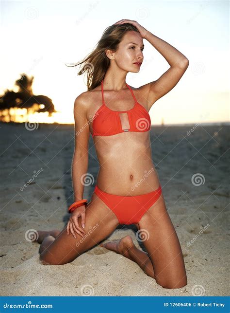 Sch Ne Frau Im Roten Bikini Sonnenuntergang Auf Dem Strand Stockfoto