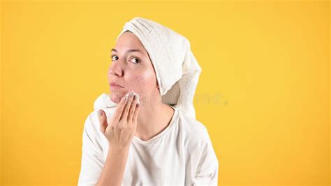 Mujer Joven Que Utiliza Un Limpiador Facial Suave De Espuma Atractiva