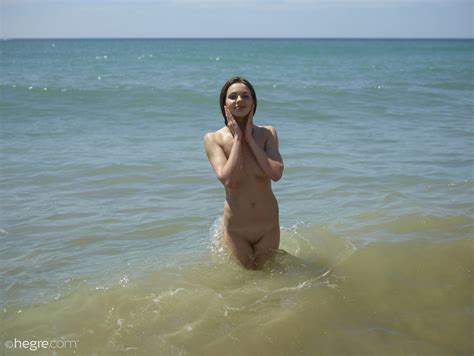 Голая девушка купается на пляже фото эротика