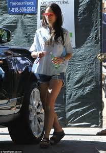 Jordana Brewster Keeps Her Cool In The La Heat With A Geek Chic Look