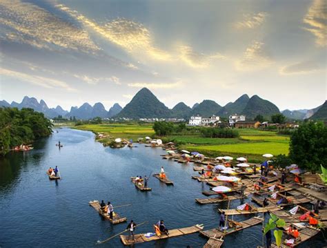 It appears at its best in early morning sunshine. 15 Top-Rated Tourist Attractions in China | PlanetWare