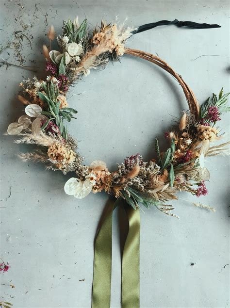 Best flowers to dry for wreaths. Make a contemporary Christmas wreath - From Britain with ...