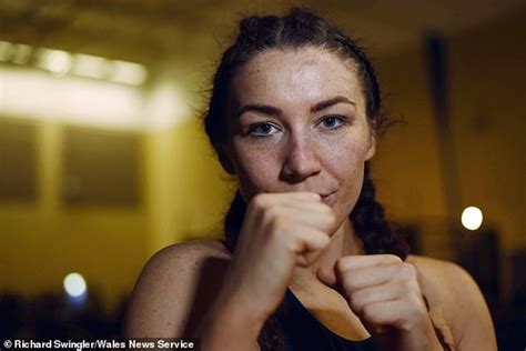 Maths Teacher Stephanie Evans Becomes Mma Fighter Daily Mail Online