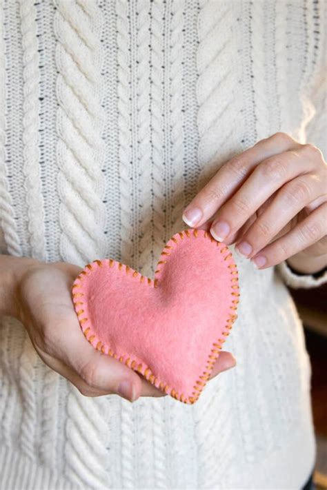 Super Cute Diy Felt Heart Hand Warmers Hello Glow